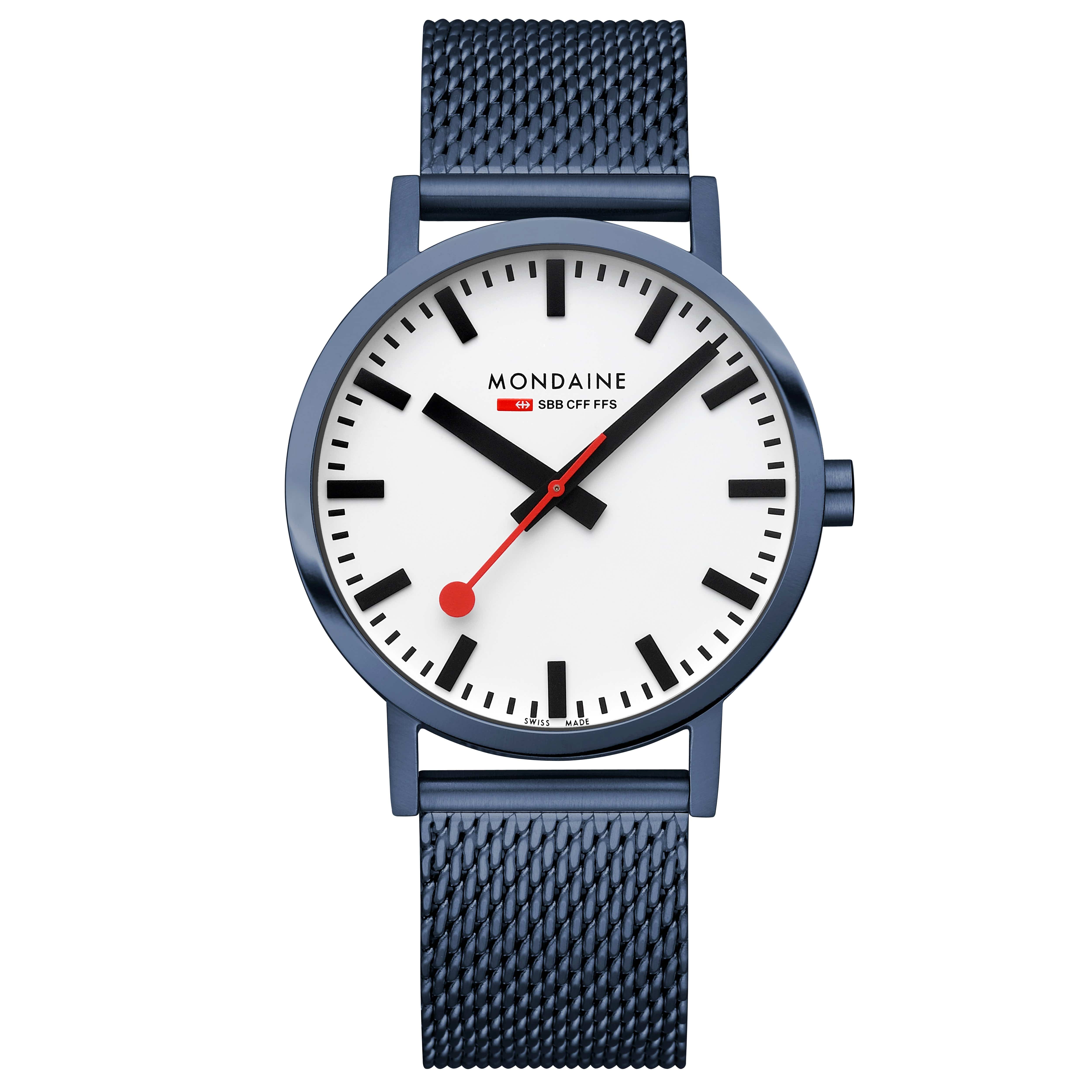 Mondaine Armbanduhr mit blauem Mesh-Armband, rundem weißem Zifferblatt und roter Sekunde