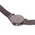 Rückseite einer Herrenuhr mit braunem Mesh-Armband und verschraubter Gehäuseoberseite