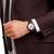 Trageansicht: Herrenuhr am Handgelenk mit braunem Mesh-Armband und rundem Zifferblatt