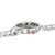 Edelstahl-Uhrgehäuse mit silberfarbenem Metallarmband, Nahansicht von Krone und Lünette