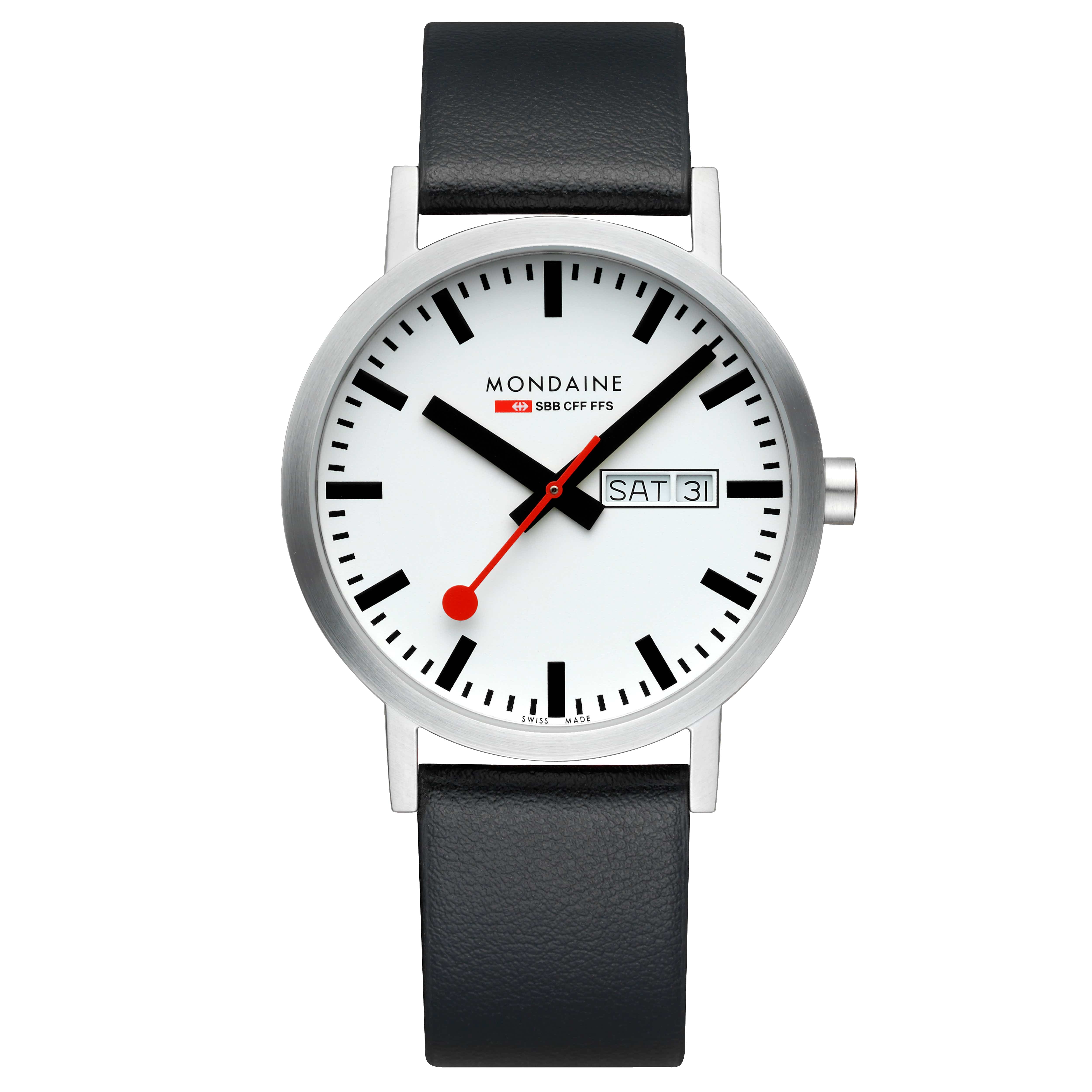 Herrenuhr mit schwarzem Lederarmband und weißem Zifferblatt, Datum „SAT“ bei 3