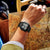 Montre numérique noire pour homme au poignet avec écran LCD et bracelet