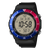 Vorderansicht: schwarze Herren-Armbanduhr mit digitalem Display und blau-rote Lünette
