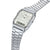 Montre Casio de profil, bracelet en métal argenté et boîtier rectangulaire avec affichage.