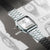 Montre Casio de profil, bracelet argenté et boîtier rectangulaire avec affichage numérique.