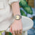 Casio Armbanduhr am Handgelenk, silbernes Edelstahlband, cremefarbenes Zifferblatt.