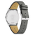 Montre pour homme vue de dos avec boîtier argenté et bracelet en cuir gris gaufré