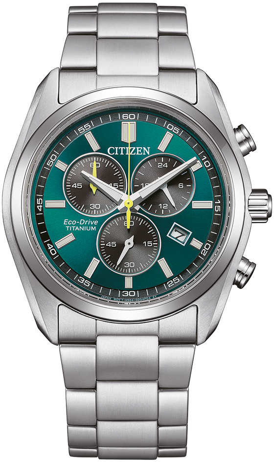 Montre Citizen Super Titanium pour homme avec cadran vert émeraude, sous-cadrans chrono et bracelet en métal.