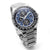 Montre pour homme avec cadran bleu et bracelet en acier inoxydable, vue à trois quarts.