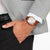 Citizen Herrenuhr am Handgelenk mit braunem Lederarmband und weißem Zifferblatt