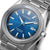 Gros plan d'une montre pour homme : cadran bleu, boîtier argenté, index et aiguilles clairs