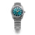 Montre homme de face : cadran bleu sarcelle, bracelet en titane argenté, boîtier arrondi