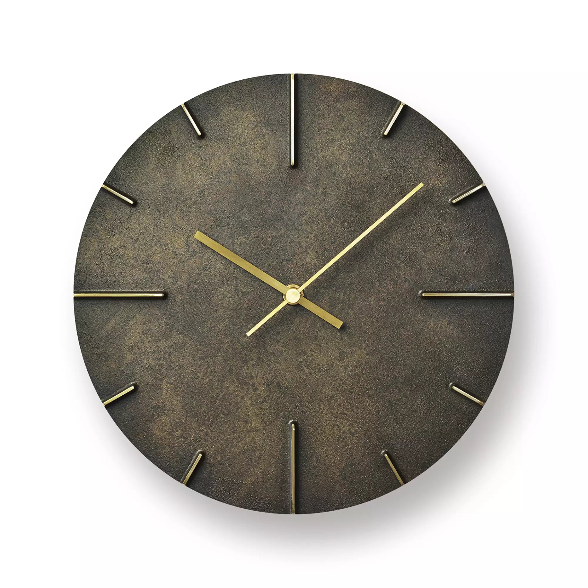 Horloge murale avec cadran sombre, aiguilles et index dorés