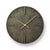Horloge murale avec cadran sombre, aiguilles et index dorés