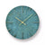 Horloge murale avec cadran rond vert, aiguilles dorées et index fins