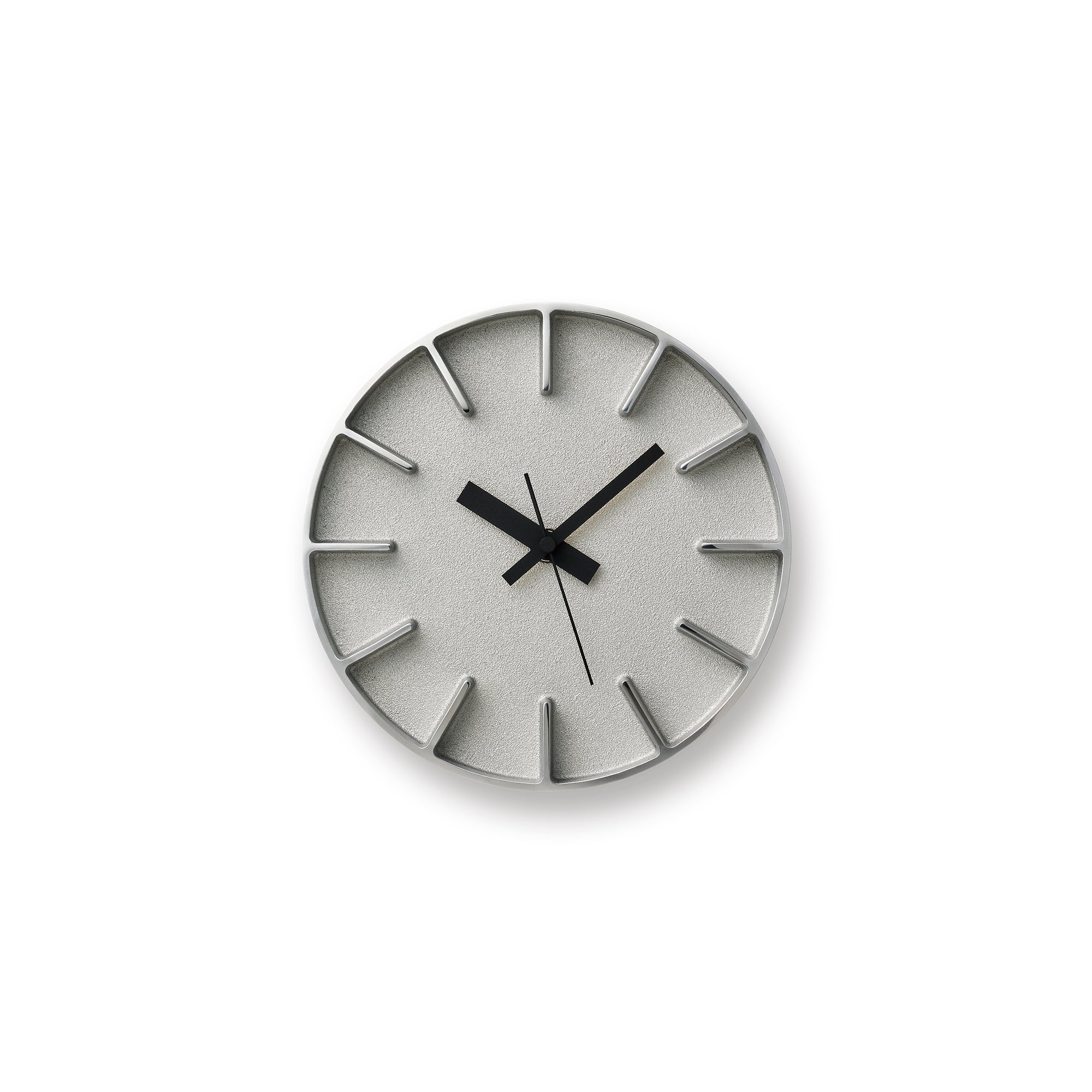 Runde Wanduhr mit silbernem Zifferblatt, schwarzen Zeigern und Strichindizes