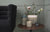 Réveil cube noir avec affichage numérique LED sur table d'appoint