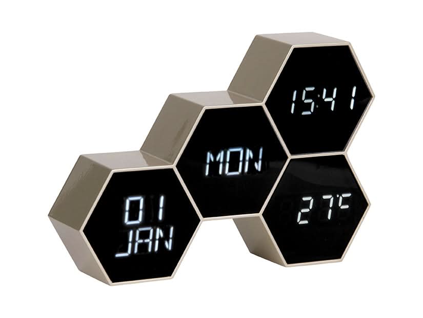 Réveil hexagonal avec trois affichages, alimentation secteur et port USB, finition or antique