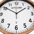 Wanduhr mit weißem Ziffernblatt, schwarzen Ziffern, Holzring und Funkanzeige
