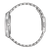 Herrenarmbanduhr im Seitenprofil mit silbernem Gliederarmband und geriffelter Lünette.