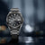 Montre homme avec cadran anthracite, bracelet en métal et date à 7h