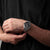 Montre Citizen Promaster pour homme au poignet, cadran noir et bracelet en acier