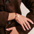 Bracelet textile en ruban rouge avec fermoir mousqueton argenté et petit pendentif