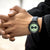 Montre pour homme au poignet avec cadran vert et bracelet en cuir noir