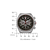 Herren-Chronographenarmbanduhr mit schwarzem Zifferblatt, roten Markierungen und Edelstahlgehäuse.