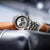 Montre bracelet pour homme au poignet : bracelet en acier inoxydable argenté et cadran blanc avec chrono