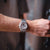 Montre Citizen pour homme au poignet : cadran argenté avec chronographe et bracelet en métal