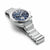 Vue de côté : montre pour homme avec cadran bleu et bracelet en titane argenté.