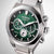 Montre pour homme en titane avec cadran vert, index luminescents, poussoirs chrono et boîtier en métal.