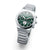 Montre en titane pour homme avec cadran vert et bracelet métallique multi-maillons.