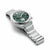 Montre en titane pour homme avec cadran vert, disposition chronographe et bracelet à maillons métalliques.