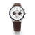 Montre chronographe avec échelle tachymétrique, cadran blanc et bracelet en cuir marron.