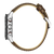 Montre bracelet avec boutons chronographes et bracelet en cuir marron en vue latérale.