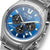 Montre homme gros plan : cadran bleu avec sous-cadrans chronographe et boîtier en titane