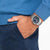 Montre bracelet en acier inoxydable au poignet avec cadran bleu foncé