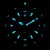 Herrenuhr-Zifferblatt mit leuchtenden blauen Indexen und Zeigern auf dunklem Hintergrund