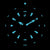 Herrenuhr-Zifferblatt mit blau leuchtenden Indexen und Zeigern im Dunkeln
