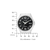 Montre homme, vue de face : cadran noir avec inscription Eco-Drive, guichet date