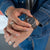 Citizen Armbanduhr am Handgelenk in Jeans, rundes blaues Zifferblatt