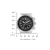 Montre homme avec cadran noir, aiguilles et compteurs chronographes, bracelet en acier inoxydable.