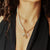 Pendentif breloque ours sur collier de perles, doré avec détail coloré
