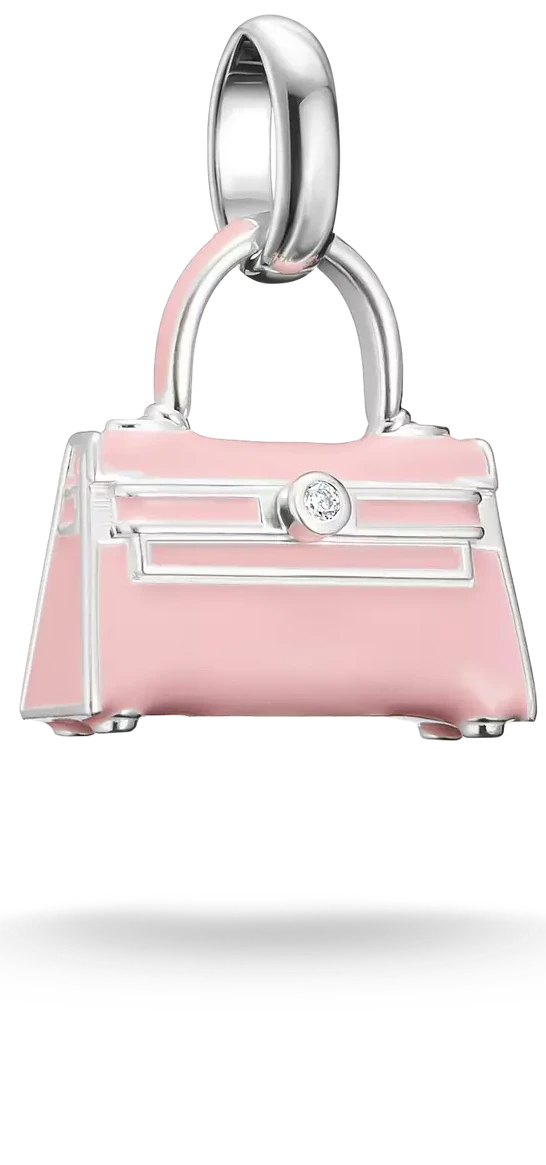 Sac à main rose avec anse argentée et breloque sur la dragonne