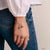 Charm en argent sur bracelet avec les personnages de Snoopy et Woodstock sur une niche rouge