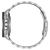 Montre bracelet pour homme, vue de côté, avec boîtier en acier inoxydable et lunette moletée sur le bracelet