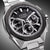 Gros plan d'une montre bracelet pour homme : cadran noir avec plusieurs sous-cadrans chronographes