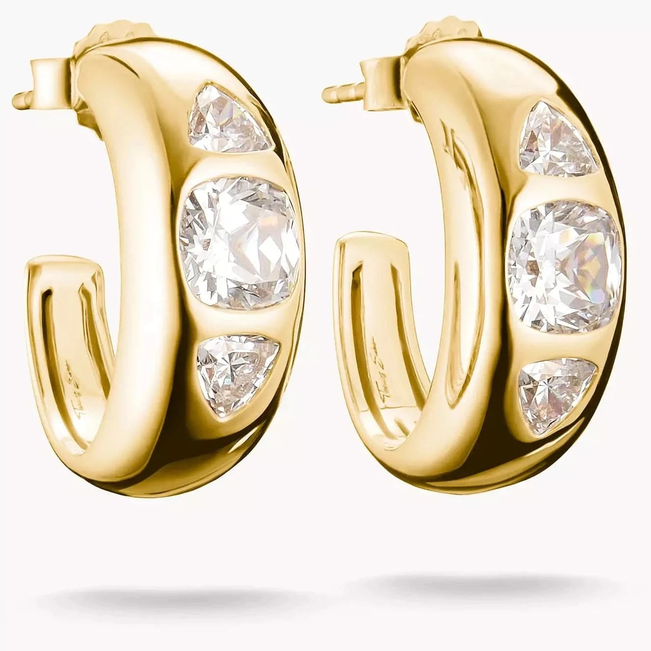 Créoles plaquées or avec pierres de zircon blanc, forme de lunette ovale et bords brillants
